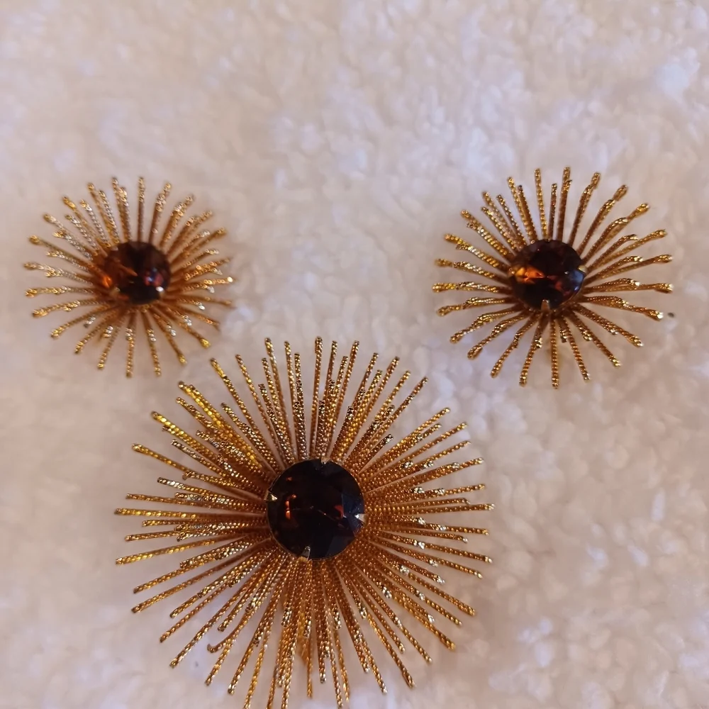 Sarah Coventry brooch and earrings set. Gold tone topaz